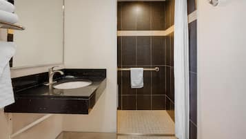 Bañera con ducha, secador de pelo, toallas