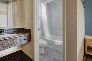 Chambre Standard, 1 très grand lit, non-fumeur, réfrigérateur et four à micro-ondes | Salle de bain | Ensemble baignoire-douche, séchoir à cheveux, serviettes fournies