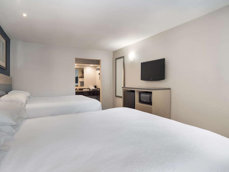 Skrivebord, mørklægningsgardiner, strygejern/strygebræt