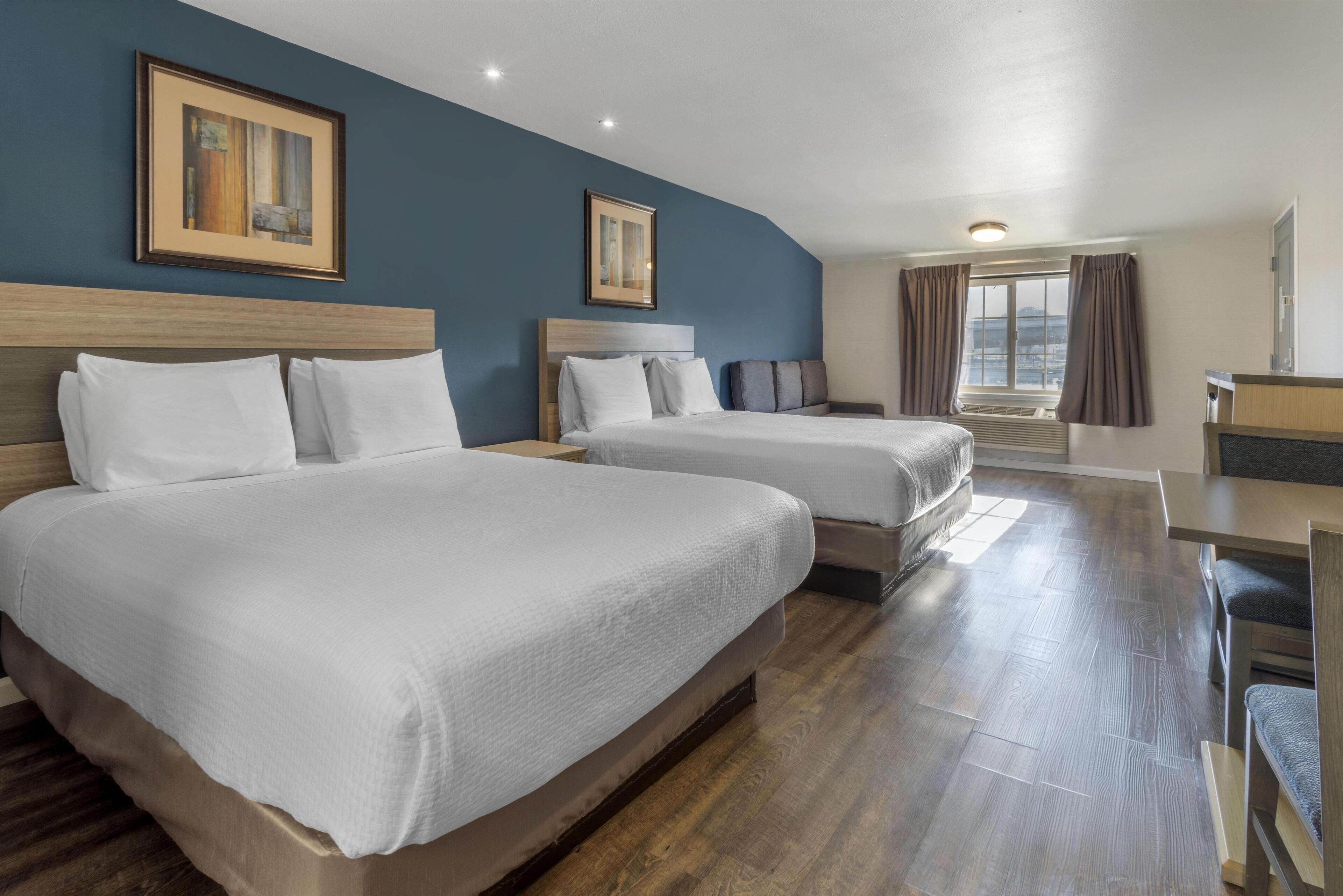 مكتب وستائر تعتيم ومكواة/لوح كي وأسرّة أطفال/رضّع (مجانًا)