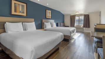 Habitación estándar, varias camas, para no fumadores, refrigerador y microondas (with Sofabed) | Escritorio, cortinas blackout y tabla de planchar con plancha