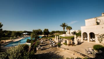 Una piscina techada, una piscina al aire libre de temporada