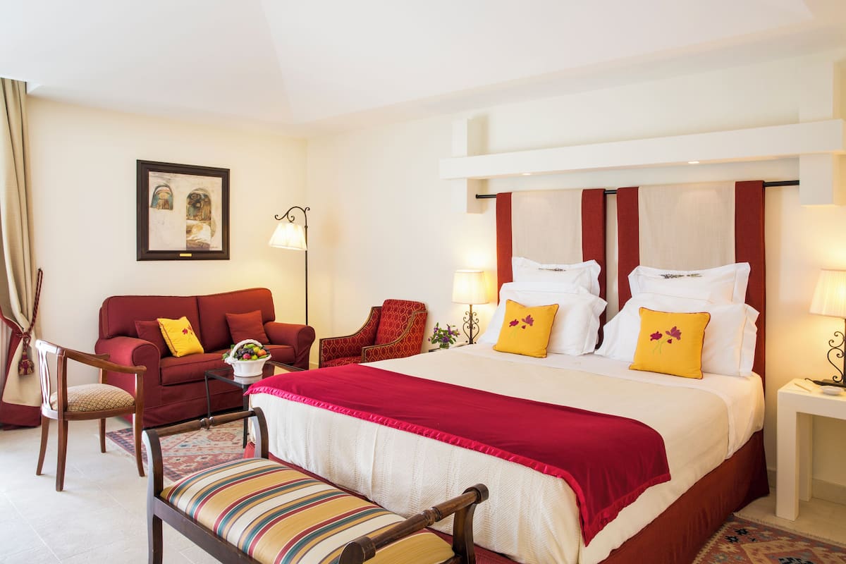 Suite – junior (Giardino) | Sengetøy av topp kvalitet, minibar, safe på rommet og skrivebord