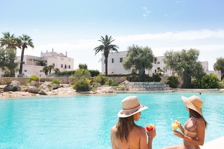 Una piscina techada, una piscina al aire libre de temporada. Masseria San Domenico