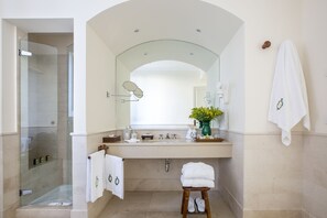 Suite | Bathroom | Hair dryer, bathrobes, slippers, bidet - Masseria San Domenico (Fasano)