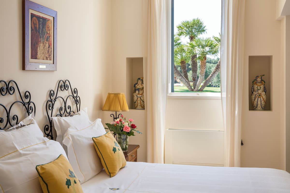 Suite (Masseria) | Sengetøy av topp kvalitet, minibar, safe på rommet og skrivebord
