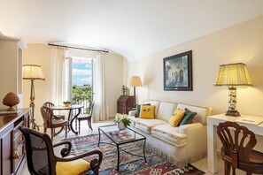 高級寝具、ミニバー、セーフティボックス (室内)、デスク