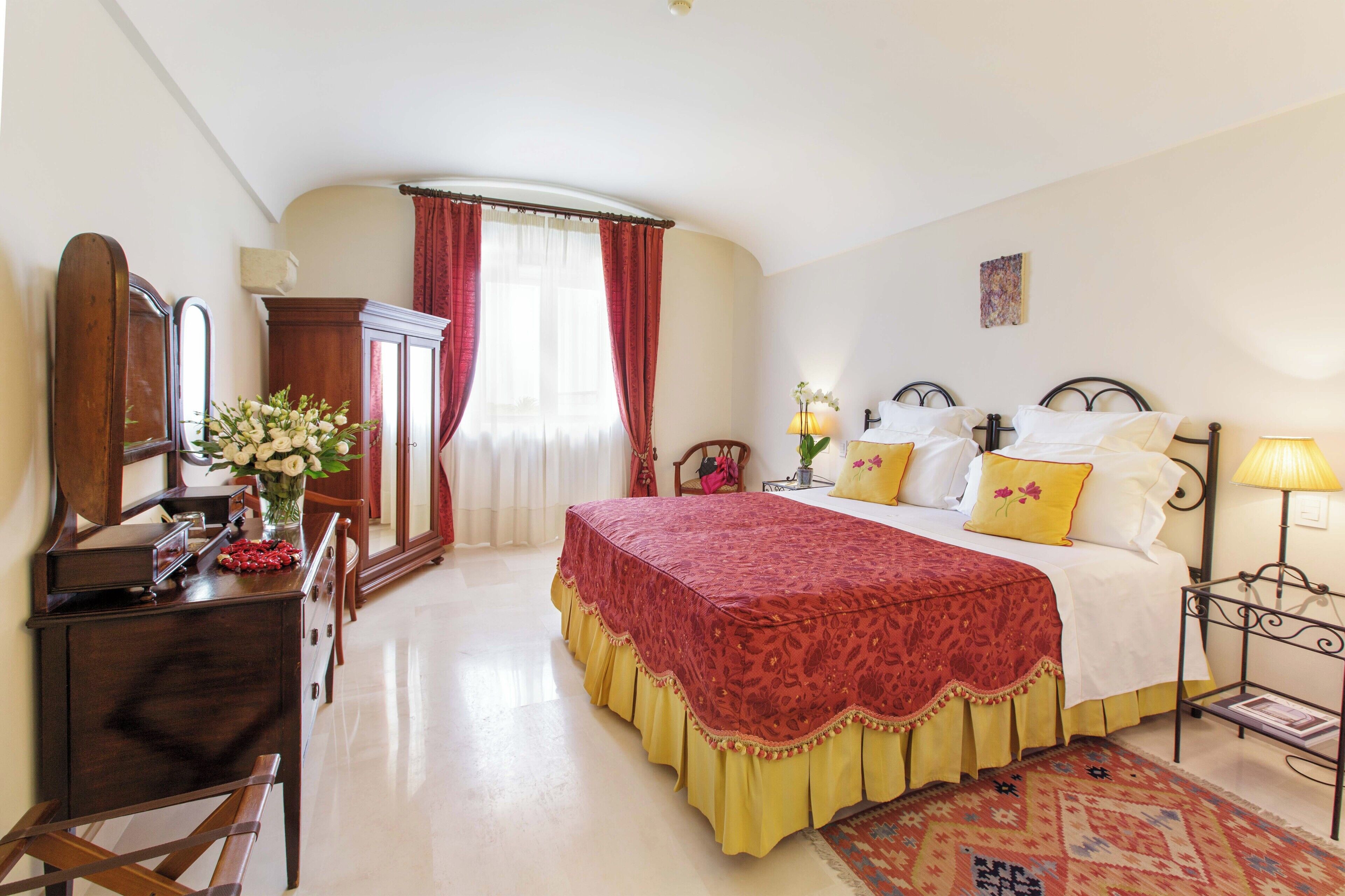 Suite | Sengetøy av topp kvalitet, minibar, safe på rommet og skrivebord