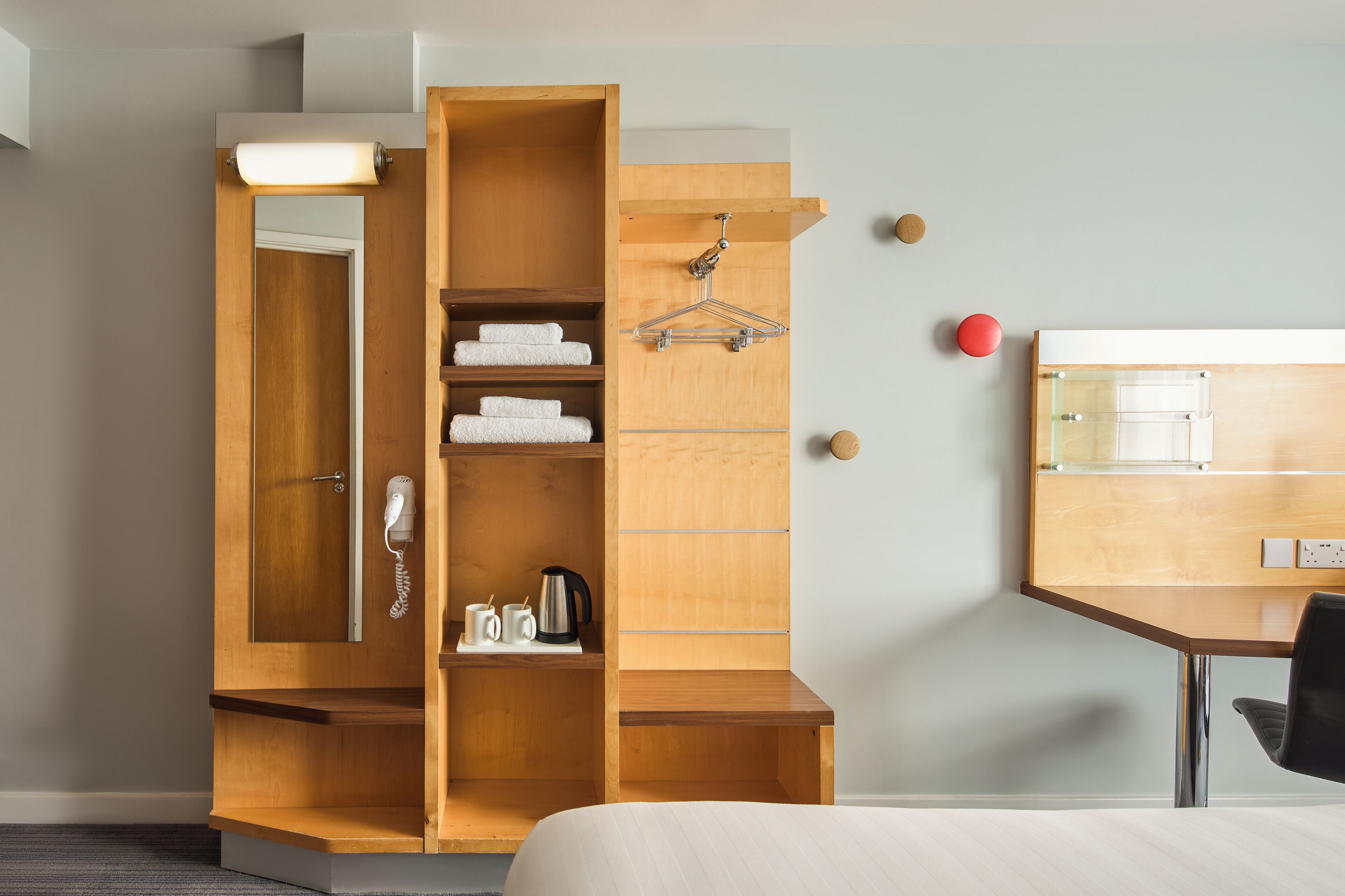 Schreibtisch, schallisolierte Zimmer, Bügeleisen/Bügelbrett