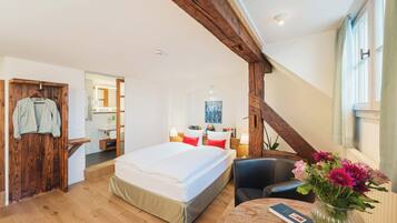 Camera Deluxe con letto matrimoniale o 2 letti singoli | Copriletto in piuma, una cassaforte in camera, una scrivania