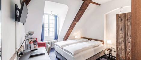 Standard Room, 1 Queen Bed | Hypo-allergenic bedding, down comforters, in-room safe, desk