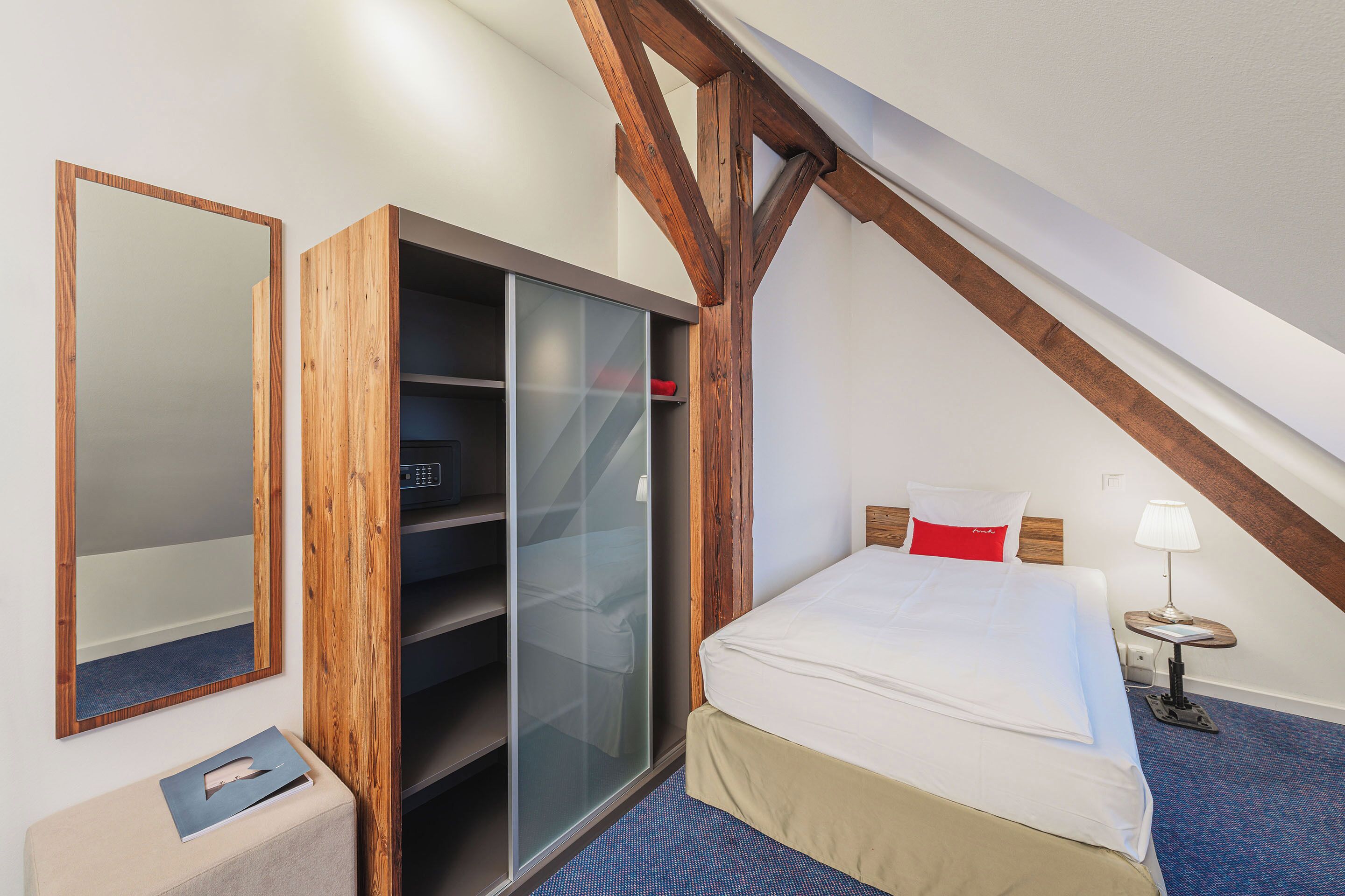 Habitación individual clásica | Edredón, caja de seguridad en la habitación y escritorio 