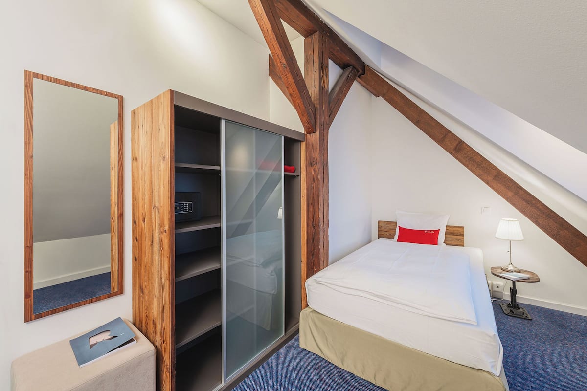 Habitación individual clásica | Edredón, caja de seguridad en la habitación y escritorio