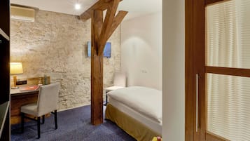 Hypoallergeen beddengoed, donsdekens, een kluis op de kamer, een bureau