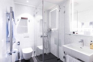 Shower, eco-friendly toiletries, hair dryer, towels - Sorell Hotel Rüden (Schaffhausen)