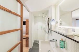 Quarto casal ou duplo luxo | Banheiro | Chuveiro, produtos de toalete biodegradáveis, secador de cabelo