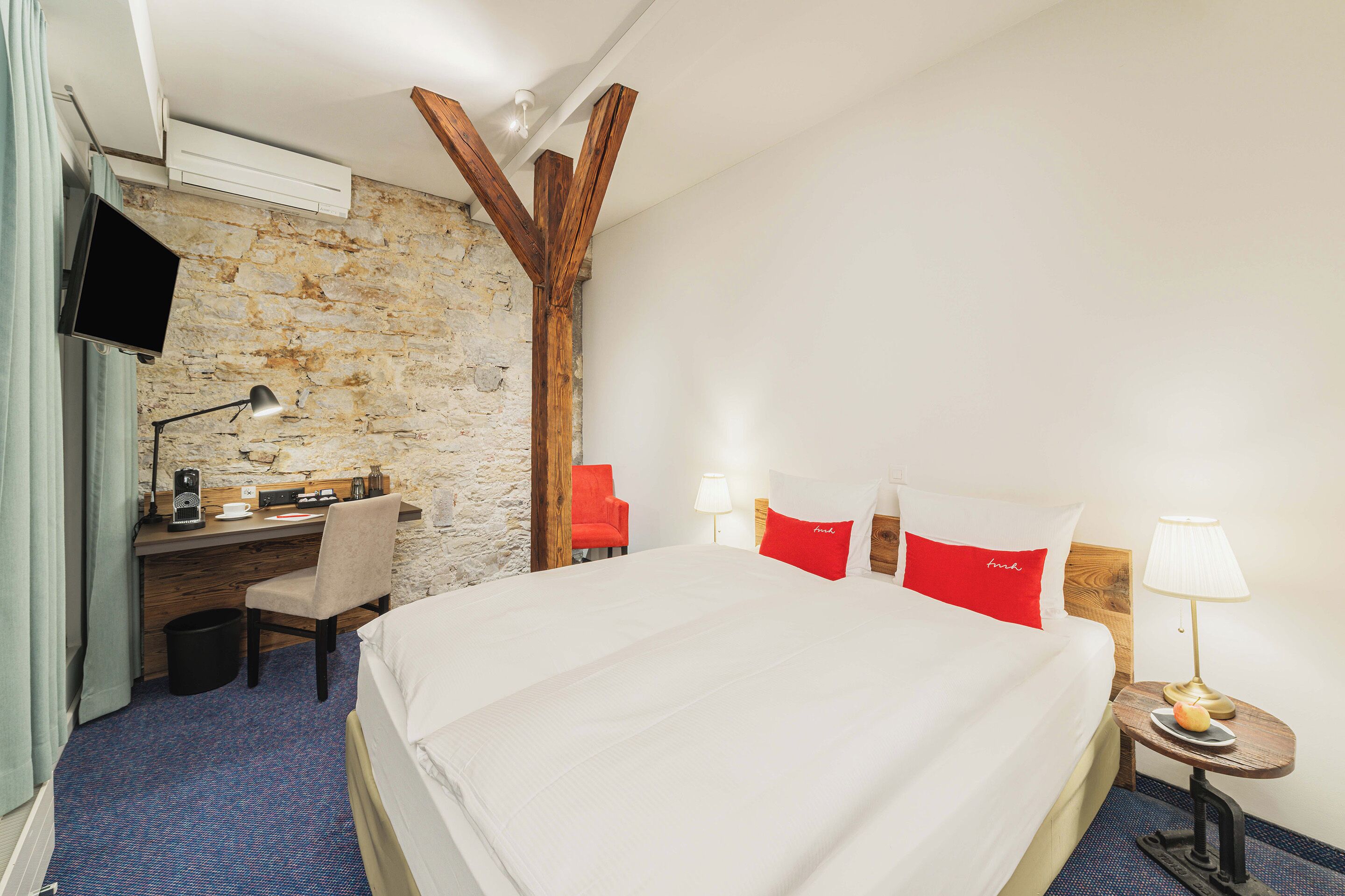 Habitación clásica con 2 camas individuales | Edredón, caja de seguridad en la habitación y escritorio 