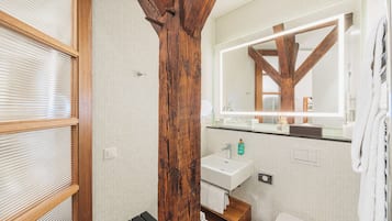 Classic-Zweibettzimmer | Badezimmer | Dusche, umweltfreundliche Kosmetikartikel, Haartrockner, Handtücher