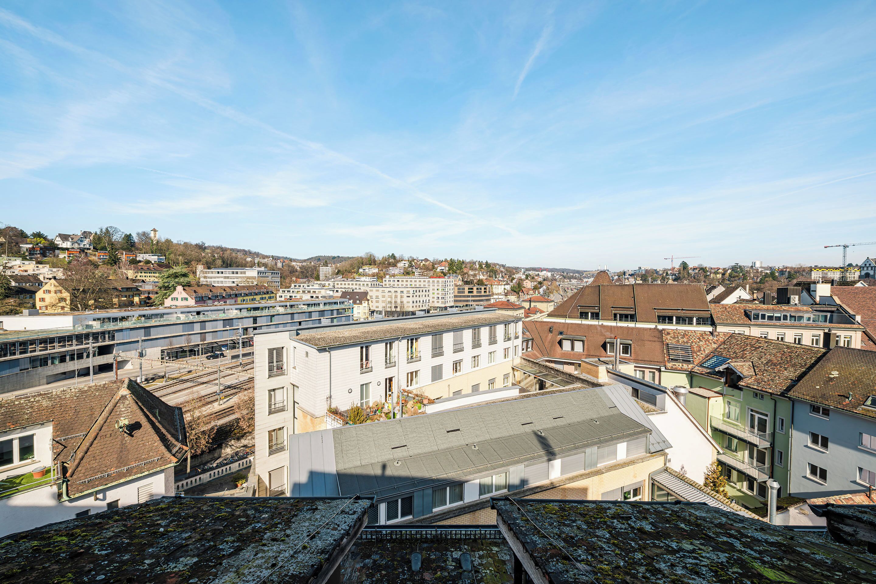 Un immeuble de grande hauteur, doté de nombreux étages, de grandes fenêtres et d’un toit plat.