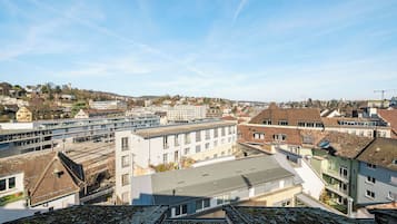 Un immeuble de grande hauteur, doté de nombreux étages, de grandes fenêtres et d’un toit plat.