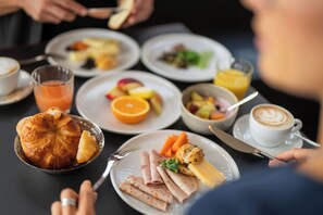 Petit déjeuner buffet (25 CHF par personne)