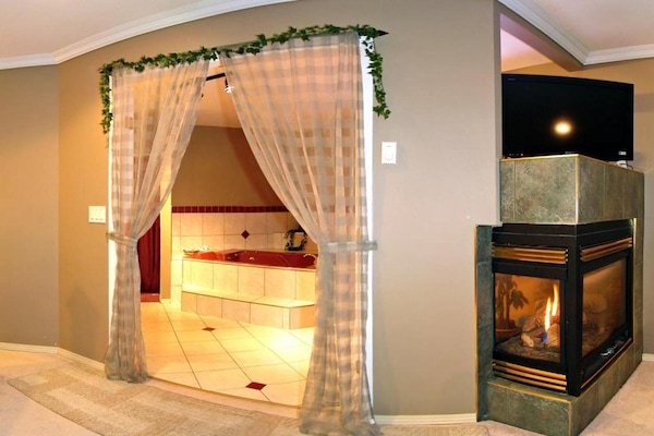 Minibar, soundproofing, iron/ironing board, WiFi (free)