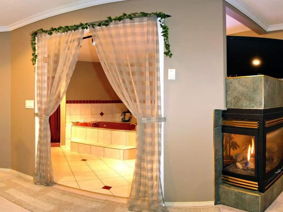 Minibar, sistema de insonorización y tabla de planchar con plancha