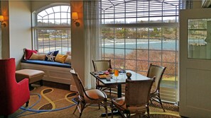 Petit-déjeuner, déjeuner et dîner servis sur place, vue sur la mer