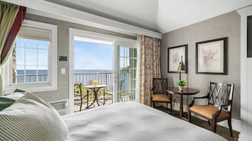 Kamer, 1 kingsize bed, balkon, uitzicht op oceaan | Donzen dekbedden, pillowtop-bedden, een kluis op de kamer