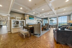 Lobby sitting area - Stage Neck Inn (York Harbor)