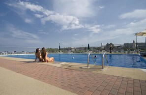 Una piscina cubierta, una piscina al aire libre