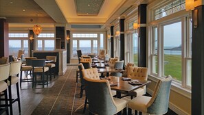 Breakfast, lunch, dinner served; ocean views - Stage Neck Inn (York Harbor)