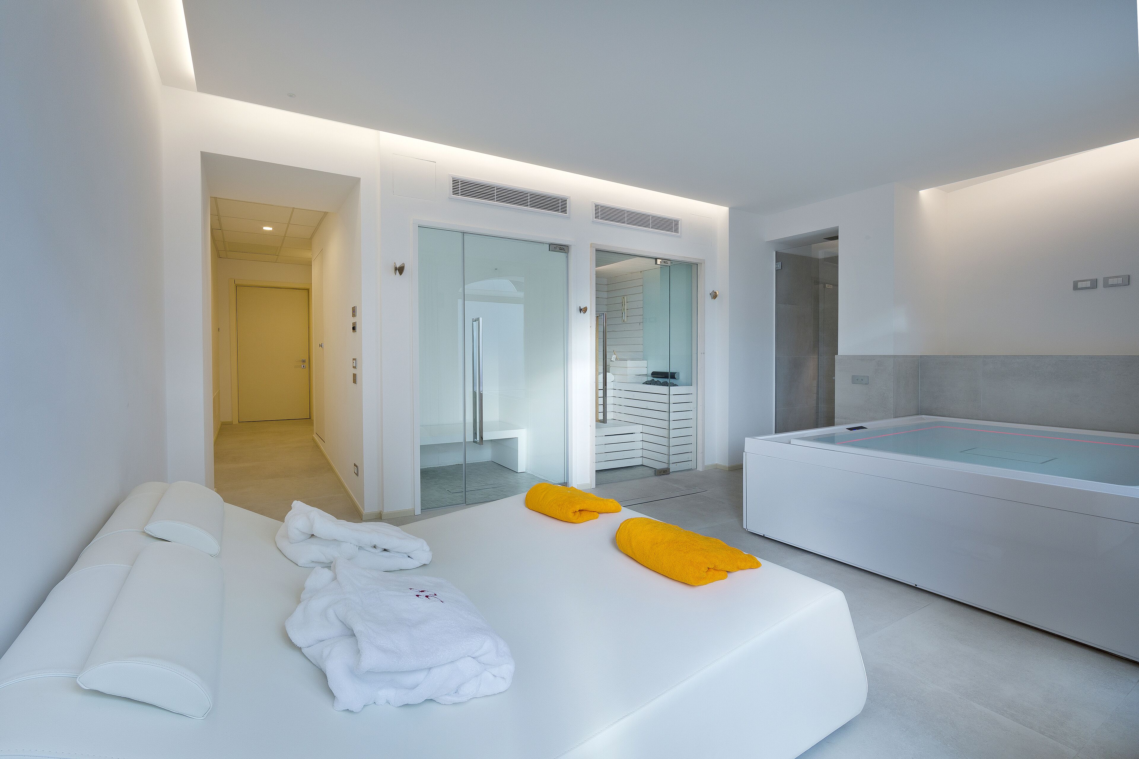 Couples treatment room(s), sauna, hot tub, steam room, massages