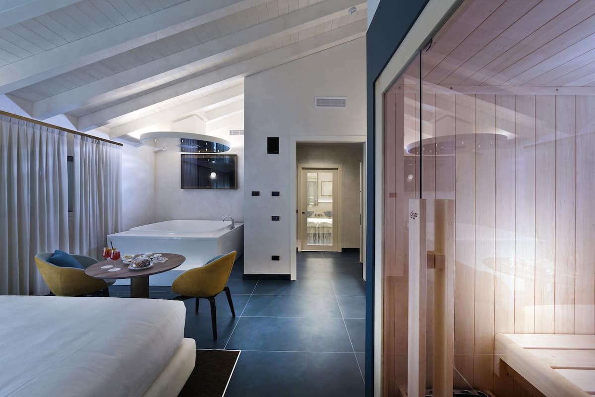 1 bedroom, minibar, in-room safe, desk
