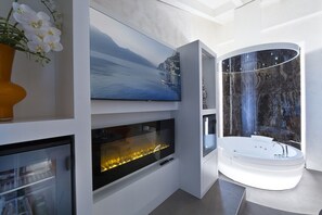 Minibar, in-room safe, desk, laptop workspace - Vip's Motel Luxury Accommodation & Spa (Lonato del Garda)