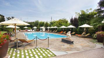 Piscine couverte, piscine extérieure (ouverte en saison)