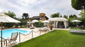 Piscine couverte, piscine extérieure (ouverte en saison)