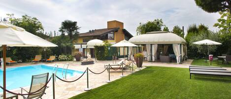 Piscine couverte, piscine extérieure (ouverte en saison)
