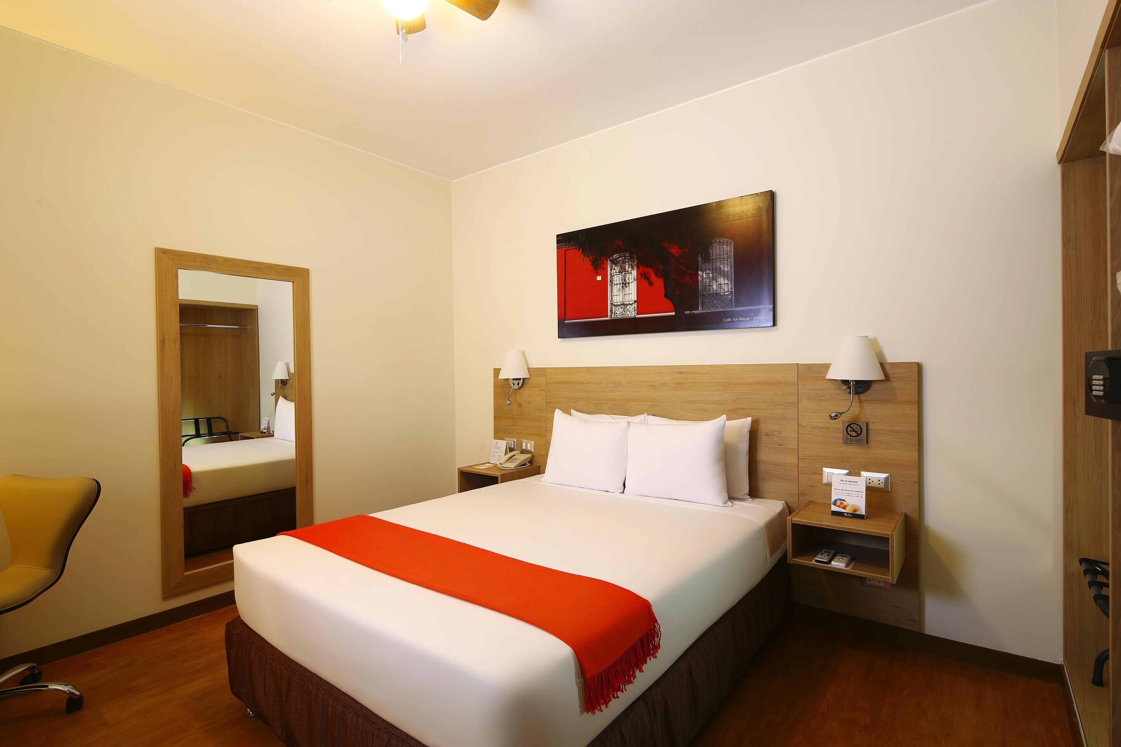 Cofres nos quartos, escrivaninha, cortinas blackout