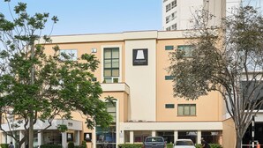 Un edificio moderno con fachada color beige, ventanas amplias y un letrero que dice 'Casa Andina'.