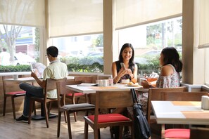 Se sirven desayunos y cocina internacional