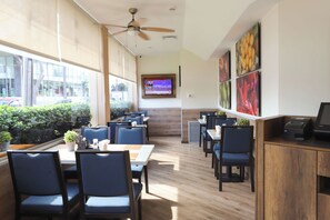Desayuno buffet todos los días (con cargo) 