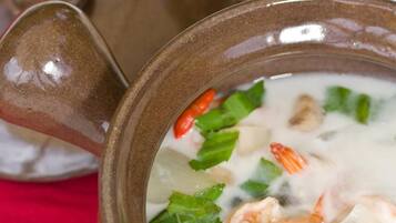 Un bol de soupe aux crevettes et aux légumes, accompagné d’un bol de riz et d’une théière.