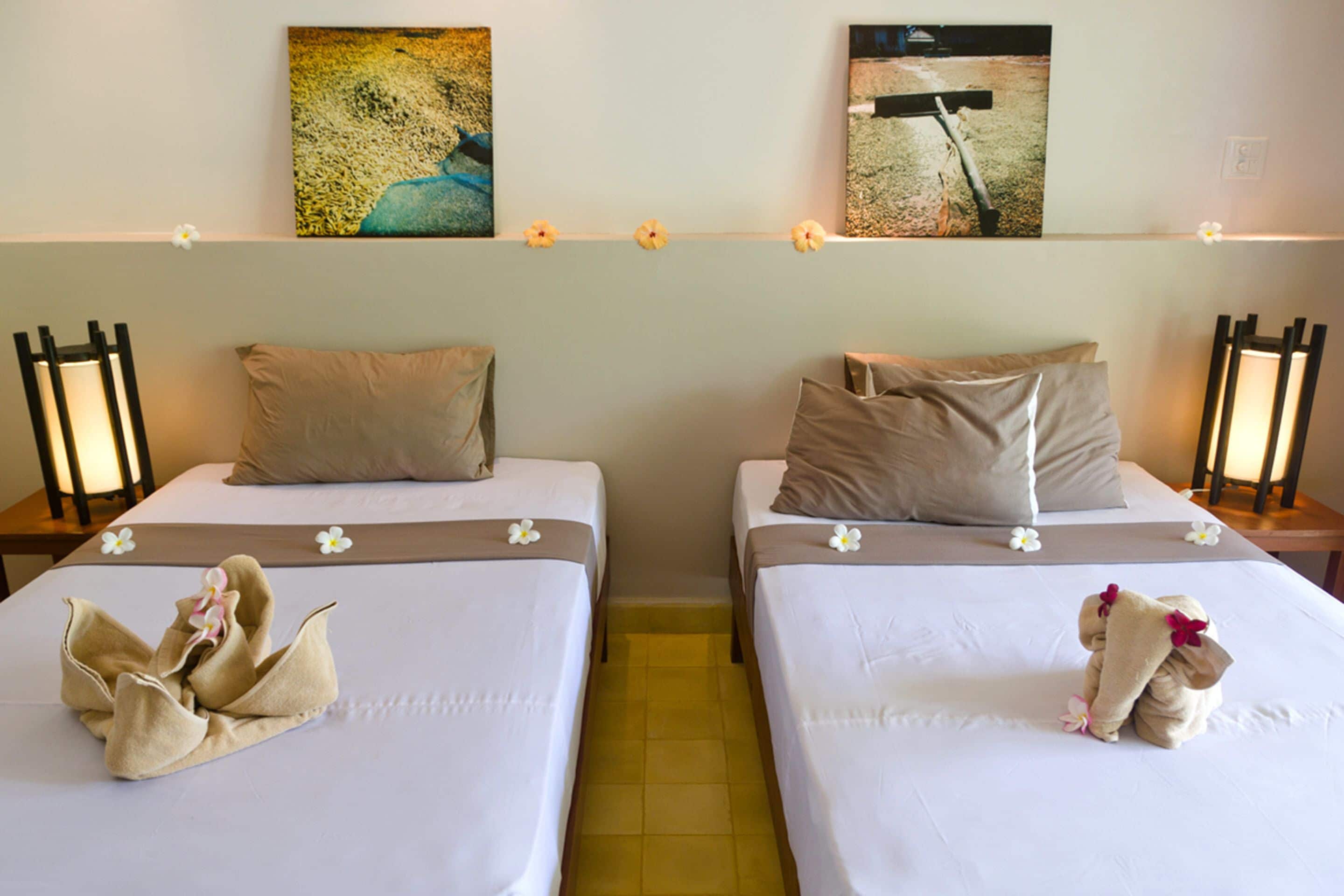 family room, 2 bathrooms | view from room