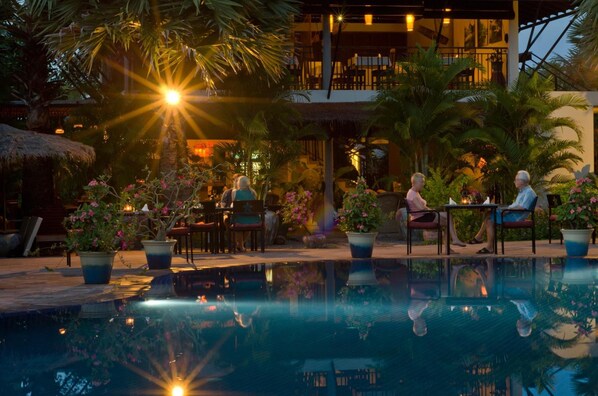 Una piscina al aire libre
