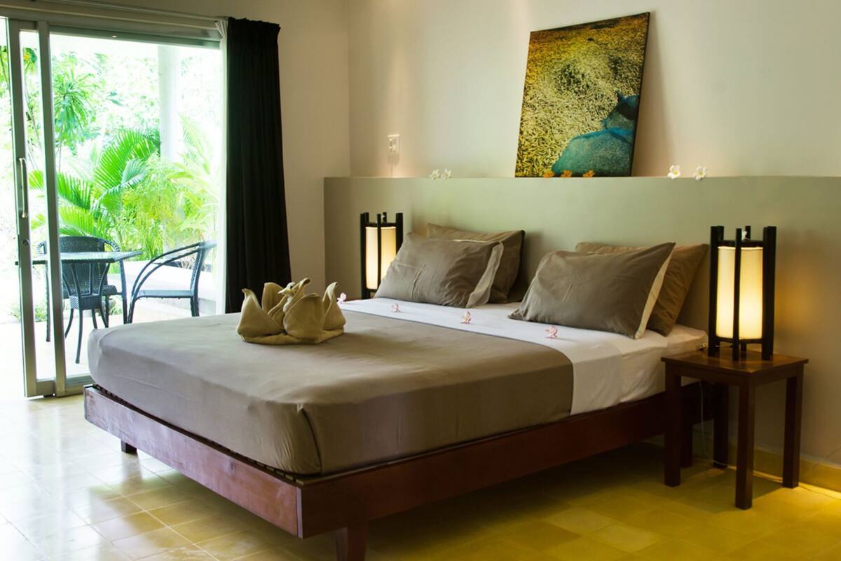 Bộ đồ giường cao cấp, minibar, két bảo mật tại phòng, bàn 