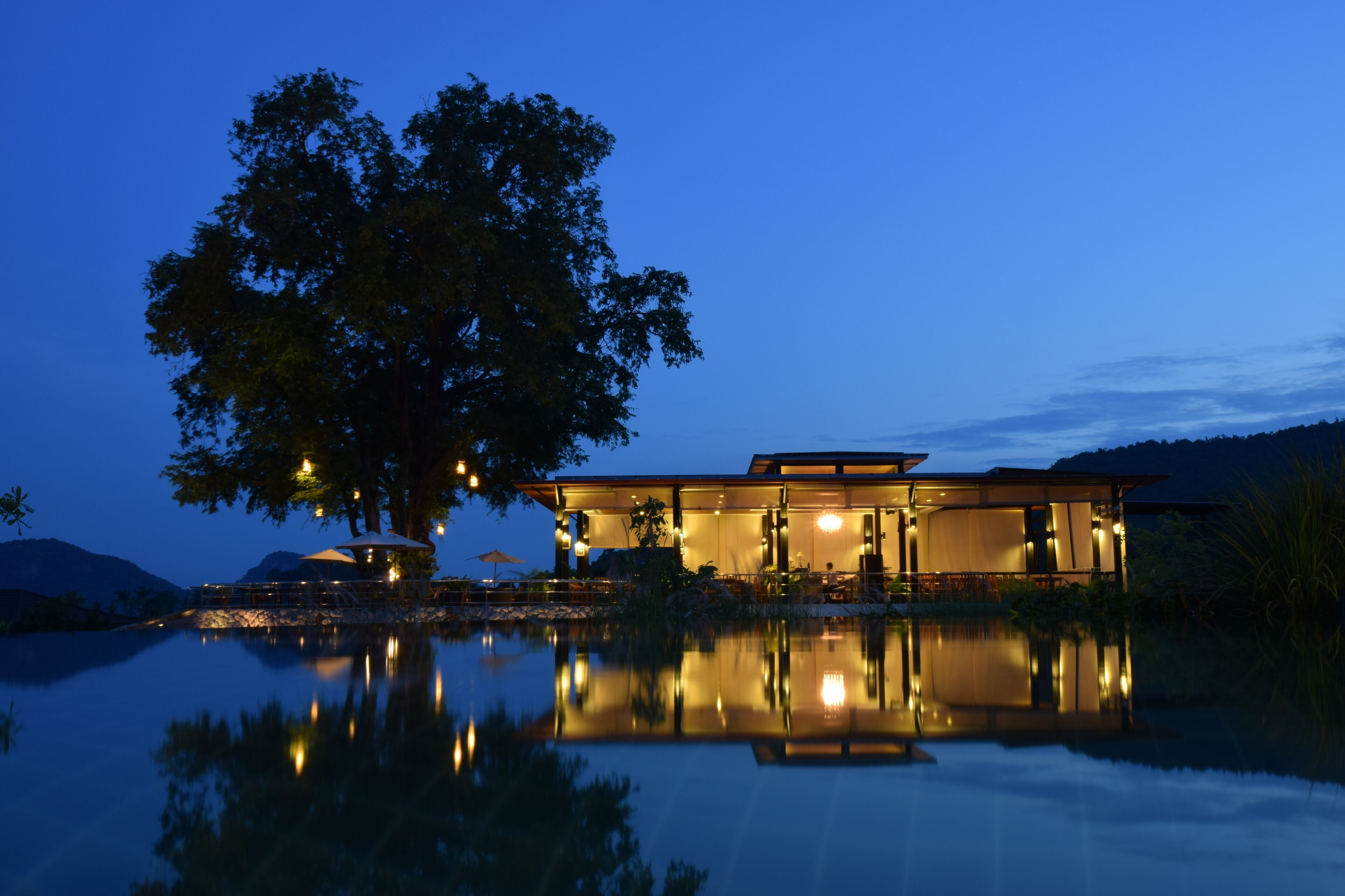 Breakfast, lunch, dinner served; international cuisine 