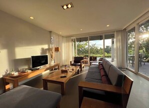 1Bedroom Pool villa | Área de sala de estar | Televisión LCD de 40 pulgadas con canales por cable y televisión 