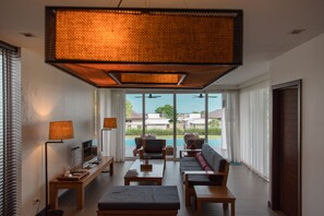 2 Bedrooms Pool Villa | Sala de estar | Televisión LCD de 40 pulgadas con canales por cable, una televisión