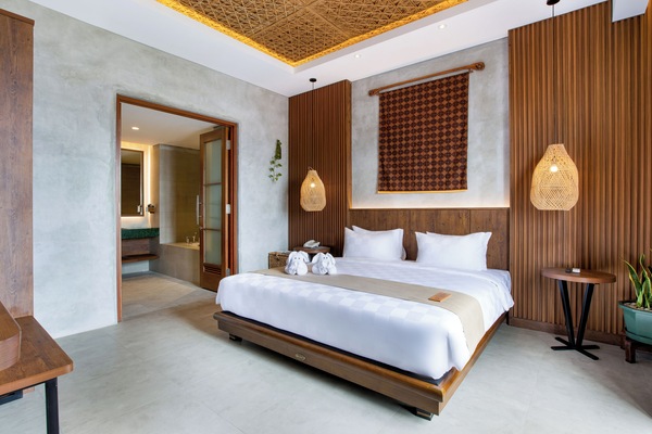 SUITE | Bathroom | Separate tub and shower, free toiletries, slippers, towels